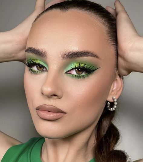 34 Green Eyeshadow Looks: From Mint Elegance to Emerald Glam - divagaze.com Green Eyeshadow Looks, Green Eyeshadow Look, A Daily Routine, Eye Makeup Styles, Queen Makeup, Green Makeup, Dope Makeup, Makeup Aesthetic, Green Eyeshadow