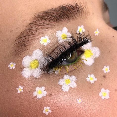 Sixties Makeup, 60s Beauty, Eyeliner Wings, Eyeliner Stamp, Beauty Skin Care Products, Face Care Products, Flower Makeup, Cute Eye Makeup, Face Art Makeup