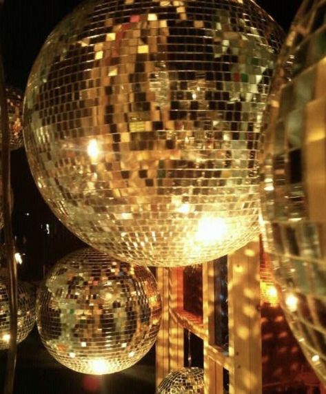 Golden Brunette, Photographie Indie, Serena Van Der Woodsen, Golden Birthday, Gold Girl, Gold Aesthetic, Mirror Ball, Disco Balls, Gold Party