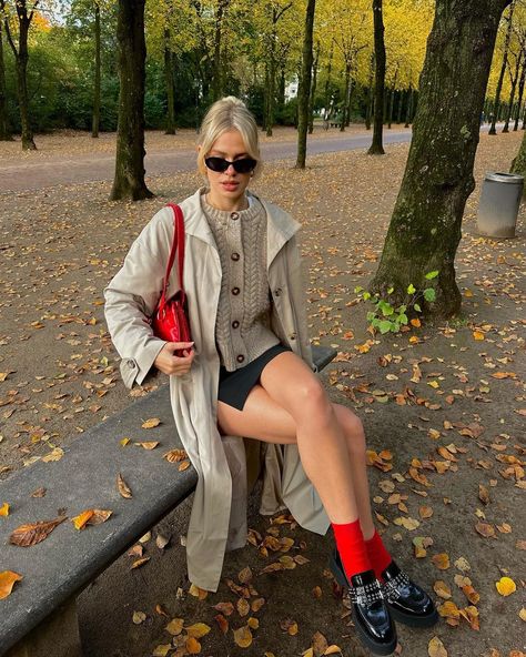 Linda ☁️✨ (@linda.sza) | Instagram profile Fall Skirt Outfits, Fall Skirt, Fall Outerwear, Skirt Outfits Fall, Estilo Indie, Skandinavian Fashion, Chique Outfits, London Outfit, Looks Street Style