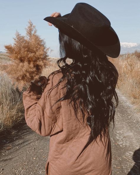 Western Photoshoot Ideas, Country Girl Aesthetic, Cowgirl Photoshoot, Senior Photoshoot Poses, Western Photoshoot, Black Hair Aesthetic, Black Cowgirl, Cute Country Outfits