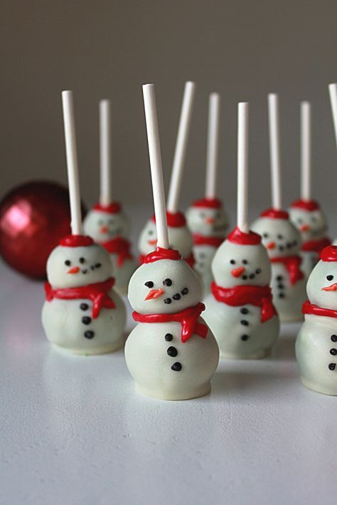 Christmas Cake Pops Recipe, Snowman Cake Pops, Easy Dessert Recipes Christmas, Christmas Cakes Easy, Inside Cake, Best Christmas Desserts, Snowman Cake, Christmas Cake Pops, Cake Pops How To Make