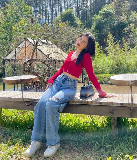 Outfit Ideas For Hill Station In Summer, Kashmir Summer Outfits, Outfits For Hill Station Trip, Hill Station Outfit Ideas For Women, Hill Station Outfit, Jeans Poses Picture Ideas, Jeans Outfit Photoshoot, Hill Station Outfit Ideas, Face Hide Poses