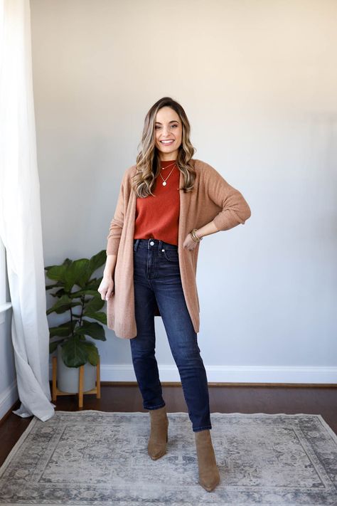 10 Items 20 Outfits: Casual Edition - Pumps & Push Ups Casual Outfit For Dinner With Friends, Casual Friday Work Outfits Winter, Petite Capsule Wardrobe, Casual Work Outfit Winter, Casual Friday Work Outfits, Casual Friday Outfit, Jeans Outfit For Work, 20 Outfits, Petite Style