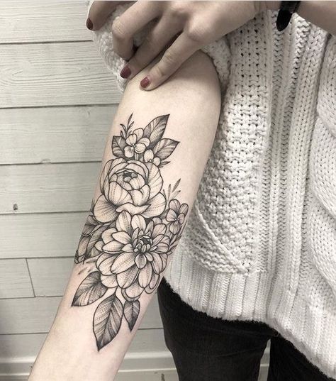 Floral Arm Tattoo, Tattoo Beautiful, Tattoos Meaningful, Tattoos Simple, Chic Tattoo, Shape Tattoo, Cat Tattoos, Tiny Tattoo, Floral Tattoo Design