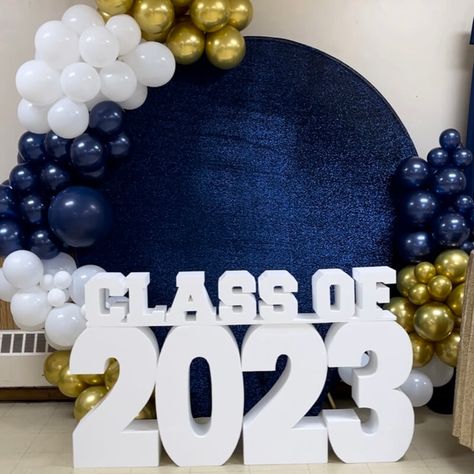 Celebrate achievements with our stunning indoor graduation backdrop! Step into a wonderland celebrating remarkable achievements with a circular metal arch, clothed in royal blue glitter spandex that captures attention. Elegantly adorned with majestic gold, white, and royal blue balloons of various sizes, the arch forms a striking backdrop of jubilation and grandeur. A 3D print of "Class of 2023" stands proudly, inviting all to revel in this unforgettable milestone. Join us as we honor success in Party Decorations Table, Circle Arch, Home Decor Photography, Dream Setup, Event Decor Ideas, Graduation Backdrop, Event Look, Metal Arch, Royal Blue And Gold