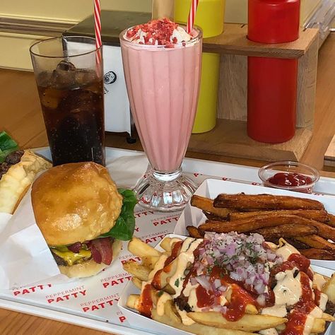 Diner Aesthetic, Diner Food, Diner Recipes, Think Food, American Food, Cafe Food, Pretty Food, Food Cravings, I Love Food