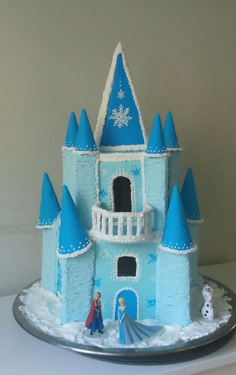 Frozen Castle Gingerbread House, Disney Castle Gingerbread House, Frozen Themed Gingerbread House, Elsa Gingerbread House, Frozen Gingerbread House, Gingerbread House Theme Ideas, Barbie Gingerbread House, Gingerbread House Ideas Creative, Castle Gingerbread House