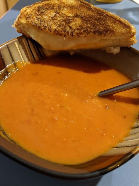 Aesthetic Fall Food, Soup And Grilled Cheese, Grilled Cheese And Tomato Soup, Autumn Foods, Eating Photography, Homemade Tomato Soup, Cheese And Tomato, Dinner Aesthetic, Tomato Soup Homemade