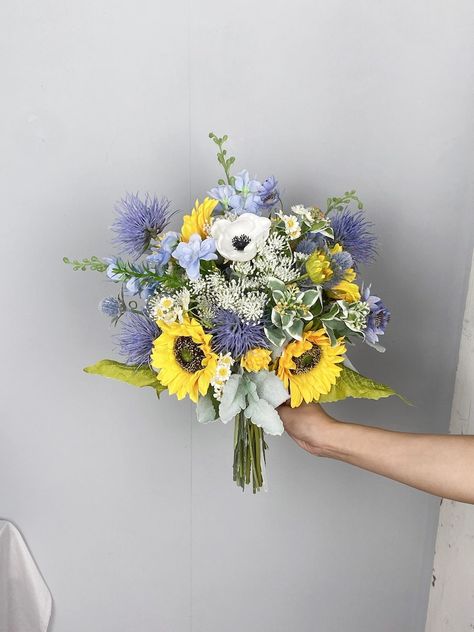 Sunflower Wedding Bouquet Summer, Sunflower And Daisy Wedding, Summer Wedding Flowers Bouquets, Blue And Yellow Bouquet, Blue Thistle Wedding, Blue And Sunflower Wedding, Thistle Bouquet Wedding, Boho Flower Bouquet, Blue Sunflower Wedding