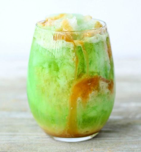 Apple Crown Drinks, Recipes To Freeze, Taco Bells, Green Cocktails, Crown Apple, Apple Drinks, Slushie Recipe, Easy Drinks, Magic Recipe