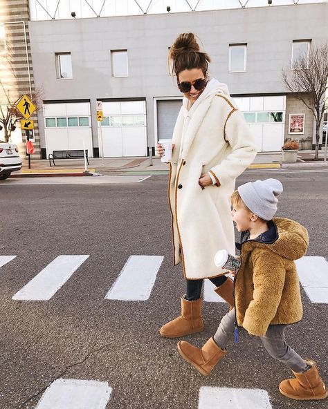 UGG® on Instagram: “Family goals. #repost @hellofashionblog #UGGLife” Short Ugg Boots Outfit, Uggs Outfit Winter, Winter Uggs, Outfit With Uggs, Short Ugg, Ugg Boots Outfit, Outfit Botas, Winter Boots Outfits, Cold Fashion