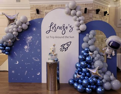 Balloon garland, backdrop Galaxy First Birthday, Gold Birthday Decorations, 1st Birthday Balloons, Birthday Photo Booths, Space Theme Party, First Trip Around The Sun, Astronaut Birthday, Balloon Garland Diy, Outdoors Birthday Party