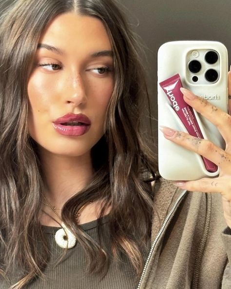 rhode skin (@rhode) • Fotos e vídeos do Instagram Berry Lips Makeup, Raspberry Jelly, Rhode Skin, Hailey Bieber Style, Berry Lips, Hailey Baldwin, Hailey Bieber, Lip Tint, Rhodes