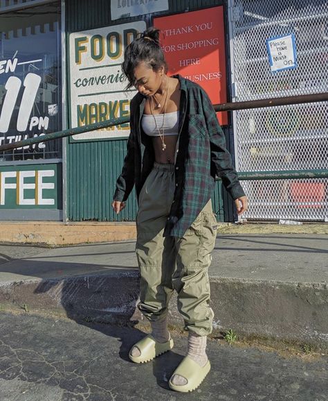 Looks Hip Hop, Slides Outfit, Teenage Outfits, Yeezy Slides, Skater Girl Outfits, Tomboy Outfits, Tomboy Style Outfits, Chill Outfits, Streetwear Fashion Women