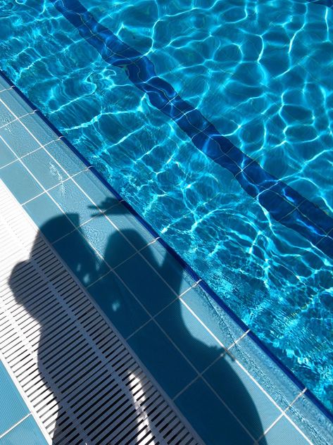 Swimming pool with friends two shadows. Cool poses by the pool that can be inspiration for social media posts or stories. Swimming Pool Story Instagram, Pool Day Vibe, Swimming Instagram Story, Pool Fake Story, Pool Snapchat Story, Pool Story Instagram, Pool Day Insta Story, Pool Side Aesthetic, By The Pool Aesthetic