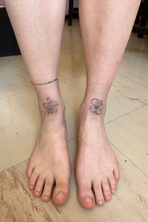 women's flower tattoo hand poke handpoked ankle feet foot pic tropical summer vibes Small Leg Tattoos Women, Front Ankle Tattoos, Small Leg Tattoos, Leg Tattoo Placements, Small Spiritual Tattoos, Cute Thigh Tattoos, Tato Minimal, Ankle Tattoos For Women, Sharpie Tattoos