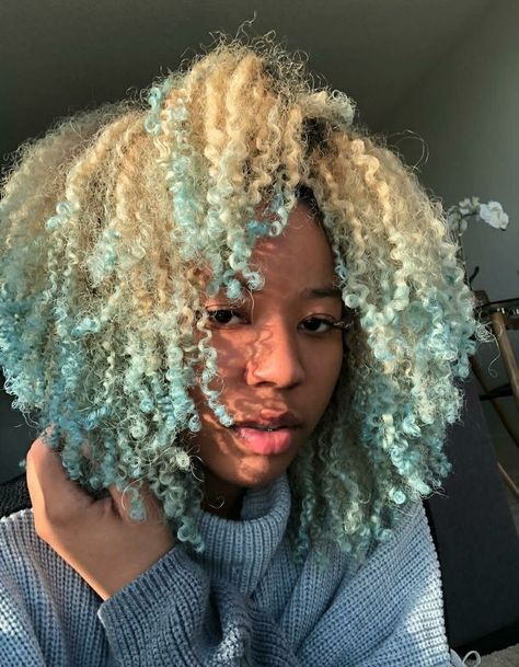 Coloured Afro, Natural Hair Ombre, Curly Head, Frozen Blue, Dyed Curly Hair, Cute Hair Colors, Blue Tips, Dyed Hair Inspiration, Colored Curly Hair