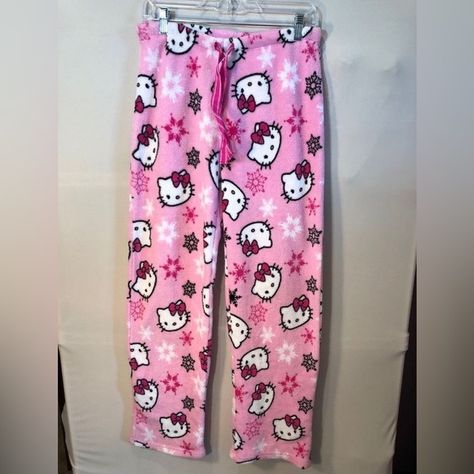 ISO SNOWFLAKE HELLO KITTY PAJAMAS Kitty Clothes, Charmmy Kitty, Hello Kitty Clothes, Cute Pjs, Pink Hello Kitty, Cute Pajamas, Hello Kitty Items, Hello Kitty Collection, Pj Pants