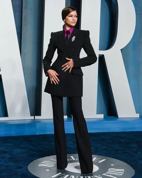 Zendaya #zendaya #zendayastyle #suit #redcarpet Women Celebrities In Suits, Zendaya Pantsuit, Zendaya Suits, Red Carpet Suit Women, Black Suit Pink Shirt, Womens Suit Street Style, Zendaya Suit, Zendaya Red Carpet Looks, Zendaya Fashion