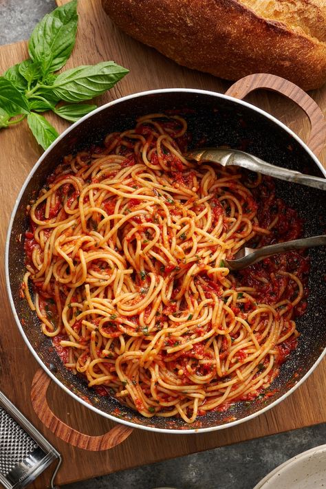 Simple Spaghetti Fra Diavolo is a classic pasta dish you can make with just a handful of simple ingredients! You can make the spicy tomato sauce in about the time is takes to bring a large pot of water to boil. Then juice mix together the al dente pasta, pasta sauce, and fresh herbs. Chicken Fra Diavolo Pasta, Fra Diavolo Sauce, Basic Spaghetti Recipes, True Italian Spaghetti Sauce, Diavolo Sauce, Cento Spaghetti Sauce, Spicy Spaghetti, Spagetti Recipe, Homemade Spaghetti Sauce