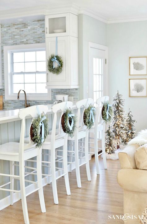 Cottage Coastal, Coastal Christmas Decor, Room Wall Colors, Blue Christmas Decor, Family Room Walls, Coastal Living Rooms, Style Cottage, Coastal Christmas, Nautical Home