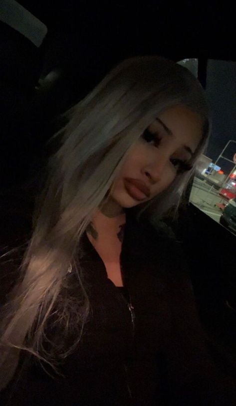 Blonde Latina, Hair Color Ideas For Brunettes Short, British Aesthetic, Latina Hair, Fine Shyt, Latina Makeup, Blonde Streaks, Selfie Photography, Cute Makeup Looks