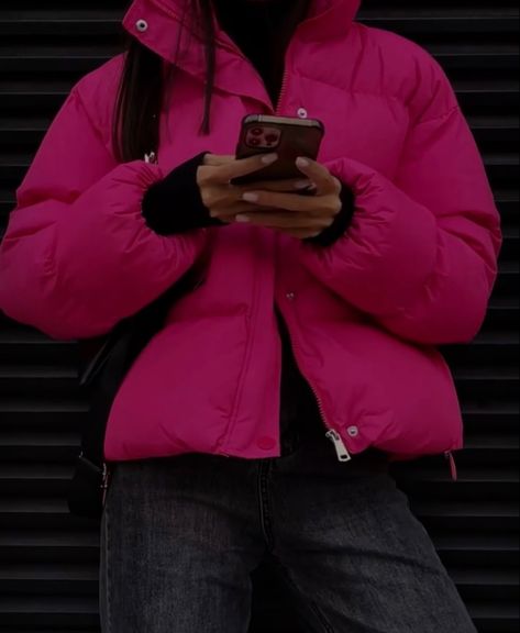 Fuchsia Aesthetic Vintage, Dark Pink Jacket Outfit, Dark Pink Jacket, Pink Jacket Outfit, Look Rose, Western Look, Pink Vibes, Cute Comfy Outfits, Beach Photoshoot