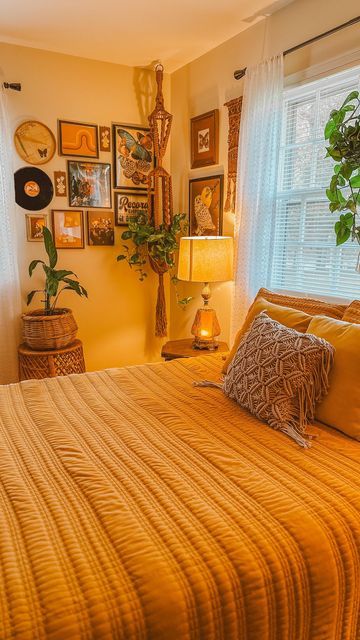 Cozy 70s Bedroom, 1970 Bedroom, 70s Themed Bedroom, 70s Room Inspo, Retro Boho Bedroom, 70s Room Aesthetic, 70s Bedroom Aesthetic, 70s Bedroom Ideas, 1970s Bedroom