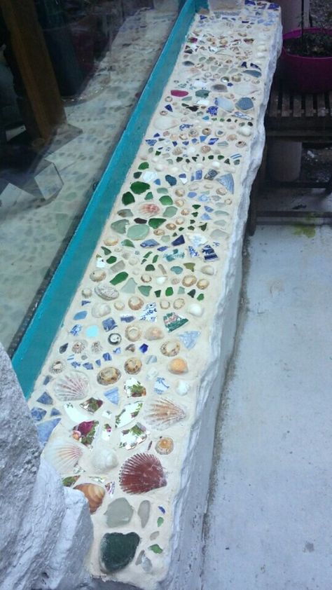 Sea Glass Mosaic Table, Sea Style Interior, Mosaic With Shells, Seashell Home Decor, Sea Pottery Mosaic, Sea Pottery Art, Seaglass Mosaics, Seashell Pottery, Mosaic Aesthetic