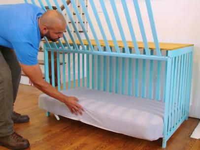 Baby Crib Diy, Diy Dog Crate, Dogs Diy Projects, Dog Kennel Furniture, Diy Dog Kennel, Diy Crib, Crate Diy, Diy Dog Bed, Dog Crate Furniture