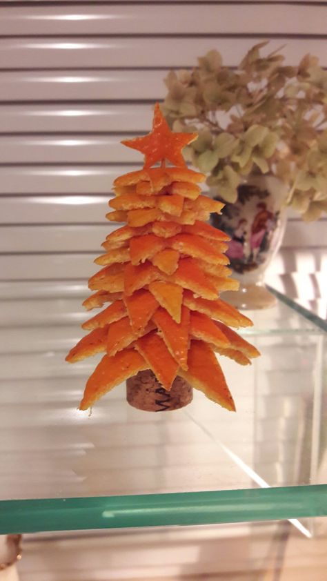 Orange Stars Christmas Tree - just cork, toothpick and orange peel stars Stars Christmas Tree, Christmas Décor, Orange Peel, Toothpick, Cork, Christmas Decorations, Christmas Tree, Stars, Orange