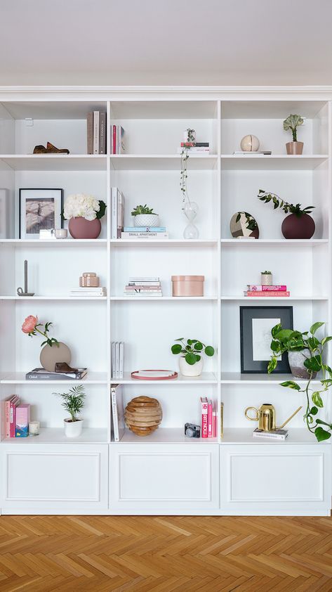 White Shelving Unit, Shelving Units Living Room, Billy Ikea, Small House Living, Shelf Decor Living Room, White Bookshelves, Ikea Bookshelves, Bookshelves In Living Room, White Interior Design