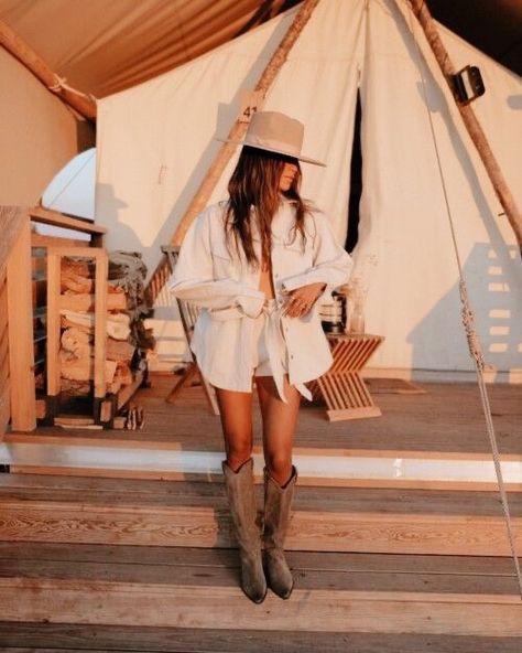 Cowgirl Aesthetic, Lack Of Color, Estilo Country, Cowgirl Chic, Cowgirl Outfits, Cowgirl Style, Country Outfits, Cowboy Hat, Western Outfits