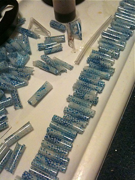 Paper Beads Diy, Upcycle Plastic, Ocean Bracelet, Plastic Bottle Art, Paper Bead Jewelry, Bottle Jewelry, Plastic Bottle Crafts, Plastic Crafts, Recycled Jewelry