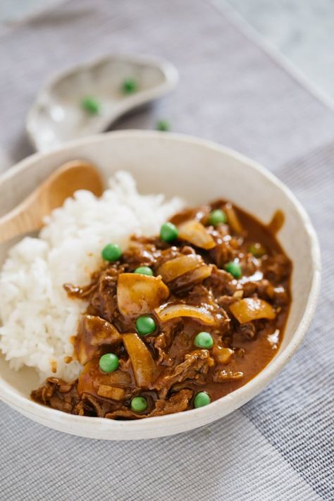 Hayashi rice served in a shallow bowl with a wooden spoon Demi Glace Sauce, Hayashi Rice, Japanese Rice Dishes, Easy Japanese Recipes, Easy Chinese Recipes, Beef Stew Recipe, Japanese Cooking, Japanese Dishes, Entree Recipes