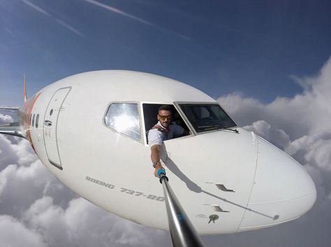 Pilot's Dangerous Mid-Flight Selfies Go Viral, But Turns Out They're Not As Risky As Many Thought Kid Friendly Travel Destinations, Taking Selfies, Valentine Photography, Kid Friendly Trips, Europe Travel Tips, Selfie Stick, Travel Insurance, Gopro, Selfies