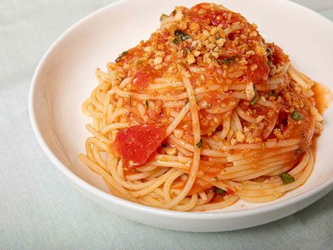 Fresh tomato, basil, olive oil, garlic, red pepper flakes, and breadcrumbs are all you need to whip up this rapid, wonderfully fresh Sicilian pasta sauce. Spaghetti Alla Carrettiera, Sicilian Style, Garlic Sauce Recipe, Italian Recipes Easy, Sicilian Recipes, Easy Italian, Serious Eats, Cooking Ingredients, Garlic Sauce