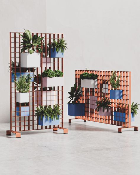 This planter uses a simple grid system that offers user's a decorative design they can personalise. Bjorn Van Egroo's modular planter concept features a powder-coated metal grid that's graphic in appearance and versatile in design—it can either be mounted on a wall or based on the floor thanks to easily attachable feet which use a simple bolt and nut construction. Planter Partition, Metal Grid Wall, Garden Divider, Modular Planter, Garden Dividers, Labyrinth Design, Metal Grid, Fresh Kitchen, Modular Walls