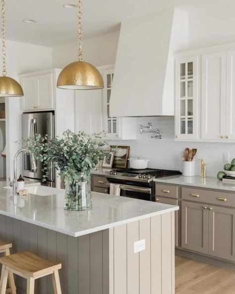 33 Two-Toned Kitchen Cabinets Ideas to Transform Your Kitchen with The Trend Oakstone Homes, Two Toned Kitchen Cabinets, Two Tone Kitchen, Kitchen Cabinet Colors, Kitchen Inspiration Design, Stylish Kitchen, Kitchen Cabinetry, Updated Kitchen, Kitchen Style