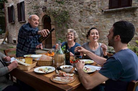 Beautiful Italian family Family Lunch Photography, Family Dinner Photography, Family Dinner Table, Italian Cities, Tourism Marketing, Steve Mc, Family Lunch, Steve Mccurry, Thai Street Food