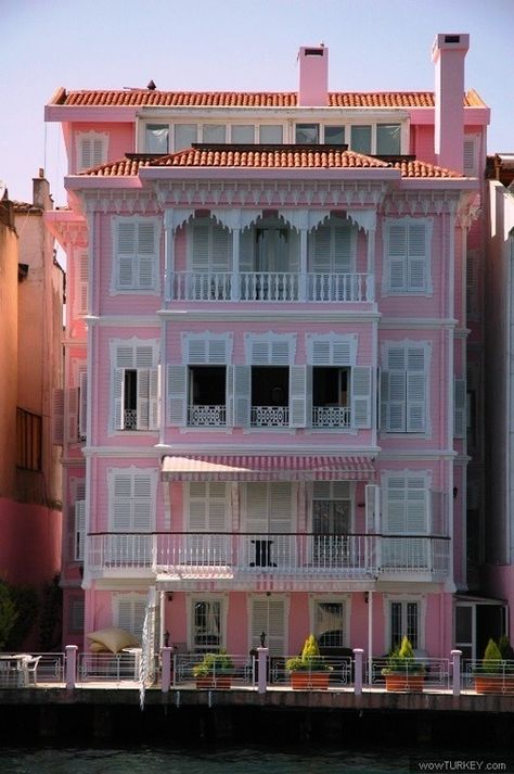 I love colorful buildings and houses. Pink Houses, Istanbul Turkey, Beautiful Buildings, Historical Sites, Places To See, Ankara, Pretty In Pink, Beautiful Homes, Istanbul