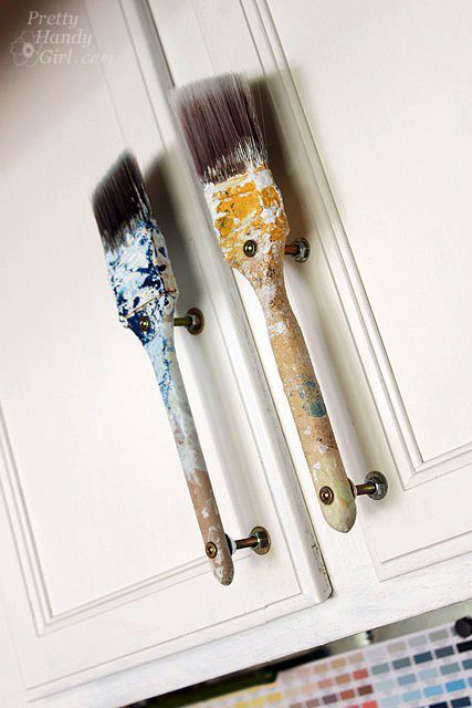 Türgriffe aus alten Pinseln! Cabinet Pulls Diy, Diy Drawers, Studio Organization, Deco Originale, Cabinet Door Handles, Studio Decor, Western Decor, Paint Brush, Cabinet Door