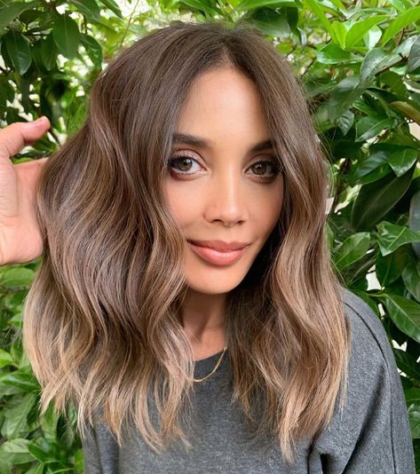 Short Brown Hair With Babylights, Short Hair Babylights, Babylights On Brown Hair, Wavy Balayage, Light Blonde Ombre, Sombre Blonde, Balayage Wig, Hair Color For Brown Eyes, Blonde Babylights