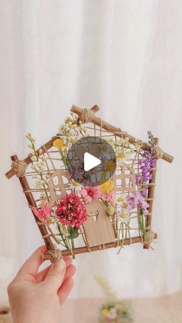 Jessica Wetherall-Buckle on Instagram: "Ad DIY Floral Fairy Door Mindfulness Crafts using @bakerrossltd jute string and Willow branches 🌸  I thought this was a cute reusable alternative to a fairy garden door and it’s such a cute activity going on walks to collect flowers with your little ones, Florence picked all the flowers we used here 🥰  #brinfluencer #bakerross  #recycleandplay #recyclemeplay #inspireuswithyourplay #funbudgetplay #inspiretheirearlyyears #kidscraftsideas #kidscraftsagram #kidscrafts #kidscraftyplay #kidscrafts101 #bastelnmitkindern #basteln #maternelle #flowercraft #naturecraft" Flower Fairies Diy, Nature Wreaths For Kids, Nature Fairy Craft, Diy Fairy Garden Twig Furniture, Fairy House Natural Materials, Art Camp Projects, Diy Fairy Door, Fairy Garden Doors, Paper Lanterns Diy