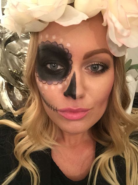 Half sugar skull // Halloween makeup // Scout Emmelie Sugar Skull Makeup Easy, Sugar Skull Halloween Makeup, Halloween Schminke, Half Face Makeup, Skull Halloween Makeup, Nola Trip, Catrina Makeup, Halloween Makeup Sugar Skull, Creative Halloween Makeup