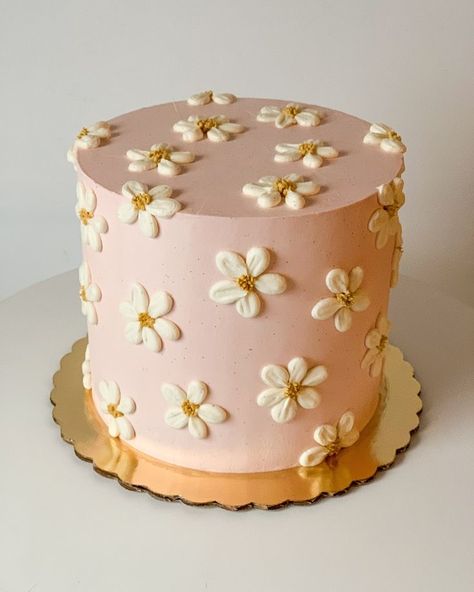 Simple Daisy Cake Design, Daisy Boho Cake, Simple Cake Flowers, Easy Piped Flowers On Cake, Daisy Cakes Ideas, Daisy Flower Cake Birthday, Daisy Birthday Cake Ideas, Pink Flower Cake Birthday, Floral Cake Simple