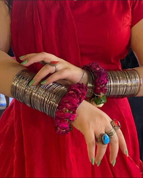 Chooriyan Aesthetic, Bangles Aesthetic, South Asian Aesthetic, Desi Vibes, Red Bangles, Desi Aesthetics, Desi Dress, Henna Tattoo Designs Hand, Desi Love