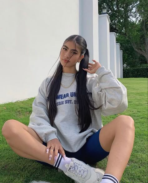 Streetwear Hairstyles, Two Ponytail Hairstyles, Two Ponytails, Pose Fotografi, Hair Stylies, Trendy Summer Outfits, Hair Stylist Life, Aesthetic Hair, Hairstyles Haircuts