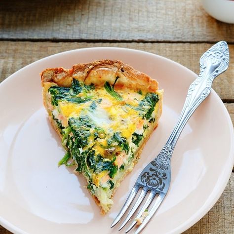 Crab and spinach quiche. Delicious crab Quiché baked in an oven. Very easy to make. | Magic Skillet | Crab Quiche, Spinach Quiche Recipes, Healthy Entrees, Quiche Dish, Spinach Quiche, Cheese Quiche, Paleo Lunch, Quiche Recipes, Body Fit